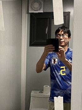 著者:小西のぼる氏は自室の鏡の前で 著者:小西のぼる氏は自室の鏡の前で